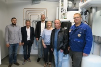 Ein rundum gelungenes Heizkonzept finden alle Beteiligten: (v. l. n. r.): Techniker Marek Siemen, Jens Schloßhauer, BRÖTJE Key-Account Manager Daniel Norder, Sabine Schäfer, Andreas Westermann, und SHK-Monteur Andreas Eberlei 