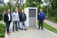 Zur Bereitstellung von Heizwärme und Warmwasser wurde eine Luft-Wasser-Wärmepumpe installiert. (v. l. n. r.): Jens Schloßhauer, Marek Siemen, Daniel Norder, Andreas Westermann und SHK-Monteur Andreas Eberlei.