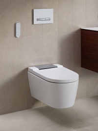 Das neue Dusch-WC Geberit AquaClean Sela vereint elegantes Design mit durchdachter Technik. Es verfügt über zahlreiche Komfortfunktionen und passt mit seiner schlanken Formensprache in jedes Badambiente. <br />Bilder: Geberit<br />