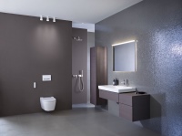 Geberit AquaClean Sela fügt sich mit seiner schlanken, eleganten Formensprache in jedes Badezimmerambiente ein.