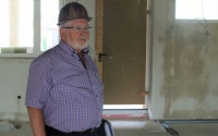 Norbert Hoffmann, erster Vorsitzender der Genossenschaft „Leben in Nachbarschaft“ (LiNa) auf der Baustelle der zukünftigen Wohngemeinschaft: Bilder: STF Energy GmbH