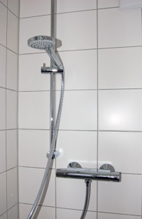Der Thermostat-Selbstschlussmischer von Benkiser in den Sanitärräumen der Stuttgarter Unterkunft. Bild: Benkiser <br />