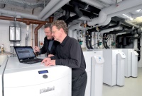 Oft wird in der Wohnungswirtschaft mittlerweile eine zentrale Kombination aus BHKW und Gas-Brennwertgerät für die Wärmeversorgung gewählt. Alle Fotos / Grafiken – außer direkt bezeichnet - : Vaillant