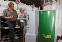 Heizungsbauer Michael Weigel plante die neue ÖkoFEN-Pelletsanlage: Der Kessel liefert 25 kW und wird durch Solarkollektoren auf dem Dach des Anwesens unterstützt. Das spart zusätzlich Brennstoff. <br />