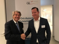 Stabwechsel in Stuttgart: Wolfgang Büchele (li.) übergibt das Amt des OAOEV-Vorsitzenden an Oliver Hermes. (Bild: ©OAOEV)