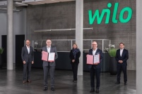 v.l.n.r.) Sven Eisfeld, Managing Director Germany Hellmann.......