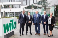 v.l.n.r.: Kay Hoffmann (Wilo Director Governmental & Public Affairs), Matthias Weyers (Wilo Chief Finacial Officer), Landesarbeitsminister Karl-Josef Laumann, Christoph Hückelheim (Wilo Group Vice President Human Resources) und Daniela Mohr (stellvertretende Betriebsratsvorsitzende bei Wilo) tauschten sich am Wilo Stammsitz in Dortmund zum Thema „Zukunft der Arbeit“ aus.<br />Bild: Wilo