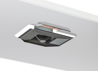 Der Luftauslass MDA wird von oben werkzeuglos auf die Metalldecke aufgelegt und schafft so ein einheitliches Deckenbild. Die spezielle Form des Anschlusskastens gewährleistet in Kombination mit der perforierten Metalldecke eine behagliche Lufteinbringung.<br />Bild: emco Klima