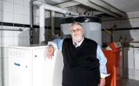 Diplom-Ingenieur Gerhard Golkowski erzeugt mit der innovativen Brennstoffzelle Bluegen seinen eigenen Strom. <br />Bild: Solidpower