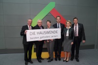 Partner der Kampagne (v.l.n.r.): Andreas Lücke (Hauptgeschäftsführer BDH), Manfred Greis (Präsident BDH), Dr. Barbara Hendricks (Bundesministerin für Umwelt, Naturschutz, Bau und Reaktorsicherheit), Stephan Kohler (Sprecher der geea und Vorsitzender der dena-Geschäftsführung), Marianne Tritz (Geschäftsführerin Gesamtverband Dämmstoffindustrie, GDI), Ulrich Tschorn (Geschäftsführer Verband Fenster + Fassade, VFF). Bild: dena, Berlin<br />