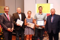 Die PLW-Landessieger (v. l.) eingerahmt von Hauptgeschäftsführer Wolfgang Becker (1. v. l.) und dem Vorsitzenden Joachim Butz (1. v. r.): Dominik Hertenberger, Katharina Ebi, und Kevin Kirr.<br />Bilder:FSHK