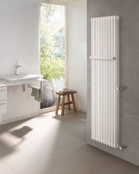 Dank Zehnder Charleston EasyAccess ist zudem für eine komfortable Bedienung des Heizkörper-Klassikers gesorgt: Ventil und Thermostatkopf werden dabei auch bei raumhohen Heizkörpern auf einer angenehmen Bedienhöhe platziert, dadurch kann die gewünschte Raumtemperatur bequem eingestellt werden.<br />Bilder: Zehnder