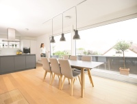 Zehnder ComfoValve Luna E integriert sich dank seines zeitlosen, schlanken Designs harmonisch in jede Raumarchitektur. Besonders in Kombination mit dem Zuluft-Tellerventil Zehnder ComfoValve Luna S sorgt es für ein gesundes wie komfortables Raumklima und überzeugt zudem durch stimmige und prämierte Optik. Mehr Infos zur Zehnder Ventilserie gibt es unter www.zehnder-systems.de/comfovalve-luna.