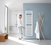 Ein Heizkörperaustausch kann zugleich zu einer altersgerechten Gestaltung beitragen. Spezielle barrierefreie Heizkörper, wie etwa Zehnder Metropolitan Spa, bieten dank seitlichem Anschluss mit Thermostat-Position in bequemer Griffhöhe auch körperlich eingeschränkten Menschen eine komfortable Temperaturregelung.<br />Bilder: Zehnder Group Deutschland 