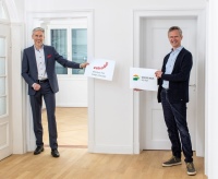 Gute Luft für gesündere Gebäude: Heiko Braun, Geschäftsführer Zehnder Deutschland, und Peter Bachmann, Geschäftsführer Sentinel Haus Institut, freuen sich auf ihre Zusammenarbeit.<br />Bild: SHI GmbH / Britt Schilling