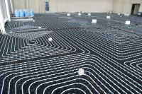 Die neue System-Nockenplatte von Schütz eignet sich optimal für alle Raumgeometrien und alle gängigen Estricharten. Durch die Eigenproduktion im Westerwald und permanente interne und externe Kontrollen kann eine außergewöhnliche hohe Qualität gewährleistet werden. <br />Bilder: Schütz