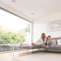 Ausgestattet mit einem innovativen Zehnder Enthalpietauscher ermöglichen Komfort-Lüftungsgeräte von Zehnder eine effiziente, nachhaltige und hygienische Nutzung der in der Abluft enthaltenen Energie. Sie arbeiten dabei nicht nur besonders energieeffizient, sondern verhindern außerdem zu trockene Raumluft im Winter sowie zu feuchte Raumluft im Sommer und bieten damit das ganze Jahr über beste Luftqualität.<br />Bilder: Zehnder
