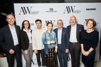 Das Zehnder Team freut sich über die Auszeichnung des Designer-Duos zum „AW Designer des Jahres 2020“. V.l.n.r.: Heiko Braun (Geschäftsführer), Eva-Maria Freßle (Leitung Marketing-Kommunikation), Designer-Duo „Raw Edges“, Eric Strauch (Senior Produktmanager), Stephan Hanken (Pressearbeit), Petra Frey-Gangi (Leitung Marketing & Produktmanagement)<br />Bild: Zehnder
