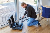 Durch die praxisorientierte Entwicklung punktet das Zehnder Reinigungsset mit geringem Arbeitsaufwand und schneller Durchführbarkeit. Die per Videoinspektion lokalisierten Verschmutzungen lassen sich mit der Reinigungsbürste leicht lösen und mit einem Staubsauger absaugen.<br />Bild: Zehnder