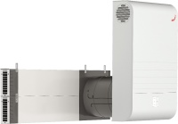 Die Zehnder Laibungsmodule für die dezentralen Lüftungsgeräte Zehnder ComfoAir 70 (hier im Bild), Zehnder ComfoSpot 50 und Zehnder ComfoSpot Twin40 ermöglichen eine ästhetische, dezente und praktische Integration der Außen- und Fortluft in die Hausfassade. Dank der kompakten Konstruktion dieser neuen Zubehörteile fügt sich der Außenanschluss perfekt in Fensterlaibungen ein und bleibt so von außen nahezu unsichtbar.<br />Bild: Zehnder