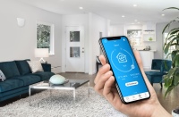 getAir präsentierte auf der ISH 2019 in Frankfurt eine neue Art der Wohnraumlüftung: Eine digital vernetzte Sensortechnologie, die völlig selbstständig und komfortabel bedienbar für gesunde Raumluftqualität sorgt. Mit der neuen App- und Sprachsteuerung lassen sich die dezentralen Lüftungsgeräte mit Luftqualitätssensor von getAir nun besonders einfach und von überall im Haus steuern. 