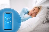 Smarte Steuerung und Sensorik sorgen automatisch für eine gesunde Raumluftqualität und garantieren einen erholsamen Schlaf: Die dezentralen Lüftungsgeräte von getAir sind jetzt mit einem integrierten Luftqualitätssensor erhältlich. Bei zu hoher Schadstoffbelastung durch Abgase, Schimmelsporen sowie Farb- und Baustoffe (VOC) wird vollautomatisch der perfekte Luftmodus zur effizienten Be- und Entlüftung aktiviert. 