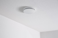 Mit seiner niedrigen Aufbauhöhe von nur 30 mm fügt sich das innovative und ausgezeichnete Zuluft-Tellerventil Zehnder ComfoValve Luna S125 ansprechend und dezent in die Raumarchitektur ein.