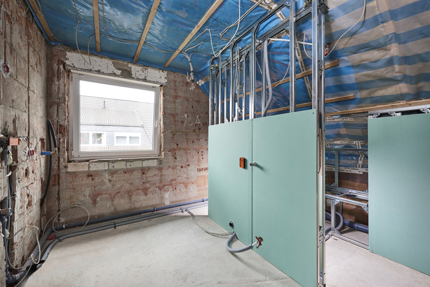 Bauphase: Die Vorwandinstallationselemente werden aufgebaut...