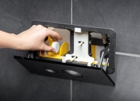 Über den WC-Einwurfschacht von Viega gleiten Reinigungstabs.......