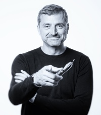 Achim Pohl zeichnet für die Gestaltung von rund ein Dutzend Viega Betätigungsplatten verantwortlich, von denen viele schon hoch angesehene Designpreise gewonnen haben.<br />Bilder: Viega