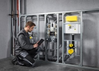 Im „Basic“-Modus können die Viega Spülstationen mit Hygiene+ Funktion direkt über das Display in Betrieb genommen werden. Im erweiterten „Advanced“-Modus ist die Inbetriebnahme per WLAN über eine Vielzahl von Endgeräten, <br />beispielsweise einen Tablet-PC oder ein Smartphone möglich.<br />Bilder: Viega