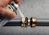 Das neue Lecksuchspray von Viega ist speziell für die Anforderungen von Gebäudeinstallationen entwickelt worden. Zum Beispiel muss der Sprayauftrag nicht mehr abgewaschen werden. Denn die Materialverträglichkeit mit allen Viega-Rohrleitungssystemen hat das Unternehmen erfolgreich geprüft. Bild: Viega