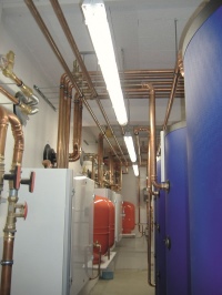 Werden in Schulen oder Betrieben Trinkwasser-Installationen vorübergehend nicht bestimmungsgemäß genutzt, sollte der regelmäßige Wasseraustausch mindestens alle 72 Stunden abgesichert werden. Die Abschaltung der Trinkwarmwasser-Bereitung zur Energieeinsparung ist aufgrund möglicher Verkeimungsrisiken nicht sinnvoll. <br /><br />