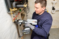 „Megapress S“ in Pressverbindungstechnik wird die Installation von Fernwärmeanlagen nach dem Gebäudeeintritt, hier die primärseitige Anbindung einer neuen Fernwärmeübergabestation im Bestand, deutlich wirtschaftlicher und sicherer. 