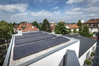 Auf dem Flachdach sind 76 Panasonic Module HIT® mit 18,62 Kilowattpeak Spitzenleistung montiert.<br />Bilder: Panasonic
