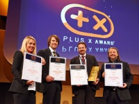 Auf dem Foto vlnr.: Fröling Marketing-Chef Andreas Zahrhuber nahm die Auszeichnung „Innovativste Marke 2013“ bei der Verleihung in Köln von PlusXAward-Gründer Donat Brandt (4. v.l.) und Brand Manager Marcus Trapp (2. v. l.)entgegen.