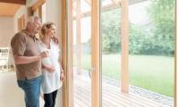 Alte Fenster lassen viel Wärme nach draußen – und unkontrolliert Frischluft nach innen. Bei neuen Wärmeschutzfenstern ist das nicht mehr der Fall. Foto: ZAB