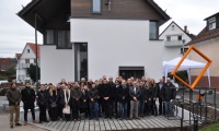 Die komplette Palette CAD-Mannschaft vor dem neuen Service-Gebäude. Die Skulptur davor haben die Mitarbeiter geschmiedet. Jeder Würfel symbolisiert das Verständnis der einzelnen Abteilungen von Palette CAD. <br />