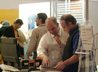 Intensive Fachgespräche - typische Szene der Pellets 2005 - Messe Stuttgart.