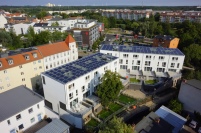 Luftaufnahme der Flachdachanlageauf den beiden Dächern.......