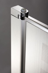 Einfacher geht`s nicht: Per Knopfdruck wird der Handtuchwärmer Zehnder Planus ein – und ausgeschaltet. Und wenn er nicht mehr benötigt wird, schaltet er sich sowieso nach 1,5 Stunden automatisch wieder ab.