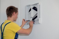 Sobald das Lüftungsgerät im Wandeinbaurohr platziert.......
