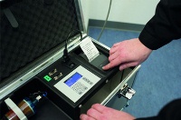 Dank des mobilen Feinstaub-Messkoffers können exakte Partikelmessungen nun besonders einfach und schnell durchgeführt werden.<br />Bild: Kutzner + Weber GmbH, Maisach
