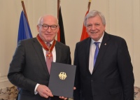 Ministerpräsident Volker Bouffier überreicht Professor Dr. Martin Viessmann aus Battenberg das Große Verdienstkreuz des Verdienstordens der Bundesrepublik Deutschland. Bild: Hessische Staatskanzlei