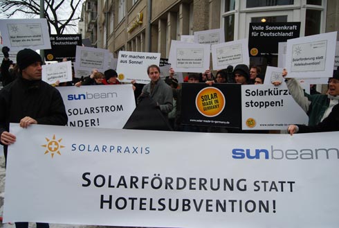 Bundesweit protestieren mehrere Tausend Beschäftigte...