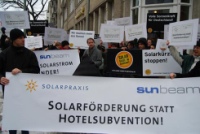 Bundesweit protestieren mehrere Tausend Beschäftigte der Solarwirtschaft mit Aktionen gegen den von Bundesumweltminister Dr. Norbert Röttgen (CDU) angekündigten Kahlschlag der Solarförderung und für eine Zukunft mit Solarenergie – Made in Germany. Hier im Bild Mitarbeiter der Solarpraxis AG. Foto: Solarpraxis AG