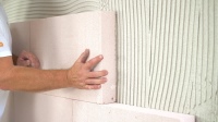 Sollen Wände von innen gedämmt werden, fungiert der Trockenmörtel als Kleber, Armier- und Oberputz in einem.<br />Bild: HECK Wall Systems 