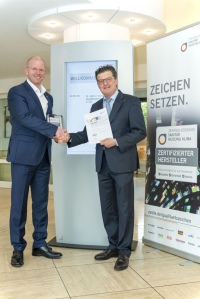 Neu im Kreis der zertifizierten Hersteller des ZVSHK. Stiebel Eltron Vertriebs-Geschäftsführer Frank Jahns (li.) freut sich über die Übergabe des Qualitätszeichens durch ZVSHK-Hauptgeschäftsführer Helmut Bramann.<br />Bild: ZVSHK