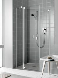 Die bewegliche Seitenwand RAYA ist sehr komfortabel in der Benutzung durch einen innenliegenden Griff. Bei anschließender Badewanne oder Sockel sind passende Serienteile verfügbar, eine Maßanfertigung ist nicht notwendig.<br />Bild: Kermi