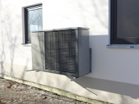Die Roth Luft/Wasser-Wärmepumpe ThermoAura 9 kW als Wärmeerzeuger für 180 m² Wohnfläche. Sie ist ein idealer Partner für die Roth Fußbodenheizung.<br />Bild: Roth Werke